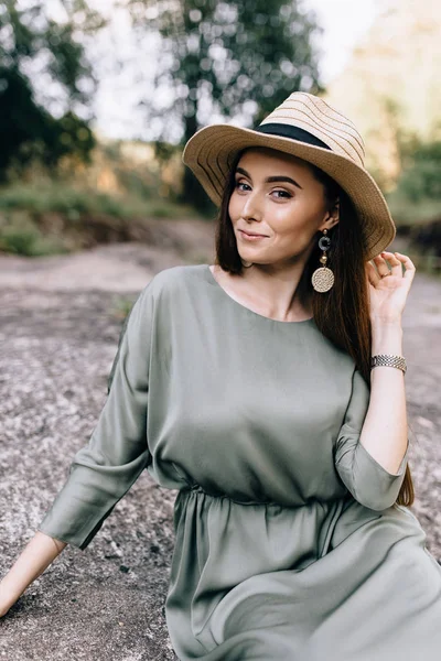 Mujer morena guapa en sombrero y en sombrero que tiene magia desde —  Fotos de Stock