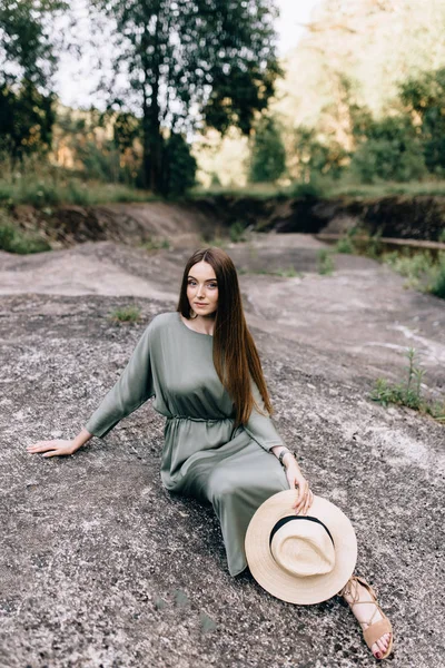 Portret van een mooi meisje buiten — Stockfoto