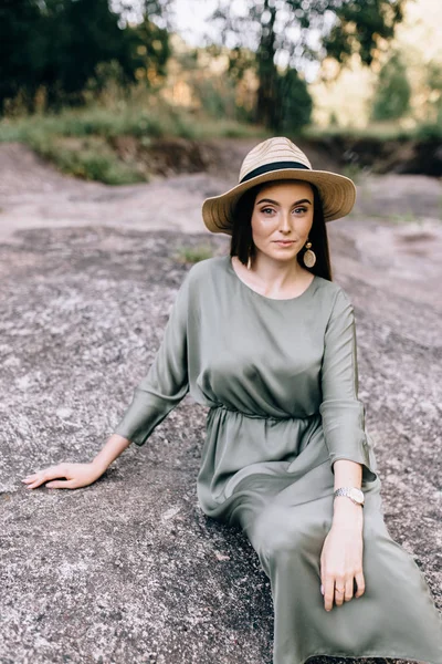 Hermosa joven con una sonrisa sincera posando. Primer plano del retrato — Foto de Stock