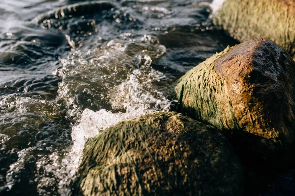 Kameny na jezeře v mlze. Velké a malé kameny. Voda! — Stock fotografie