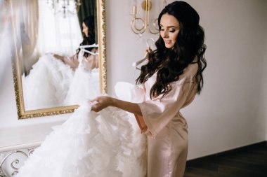 Gelinin sabahının romantik atmosferi. Bakımevinde gelin. Gelin sabahı hazırlığı. Her anın tadını çıkar.