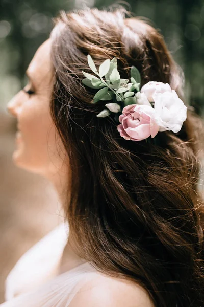 Rückseite Nahaufnahme der fertigen Hochzeitsfrisuren in Form von Braut mit Blumenschmuck — Stockfoto