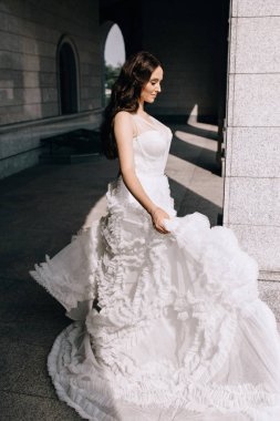 Şirin gelin, özel binanın yanında daireler çiziyor.