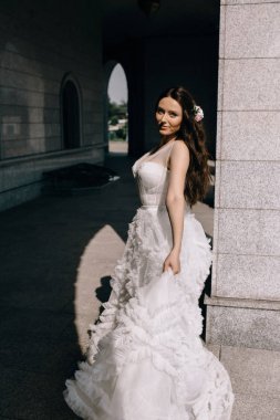 Şirin gelin, özel binanın yanında daireler çiziyor.