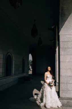 Şirin gelin, özel binanın yanında daireler çiziyor.