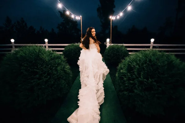 白いウェディングドレスを着た若い可愛い花嫁の肖像 — ストック写真