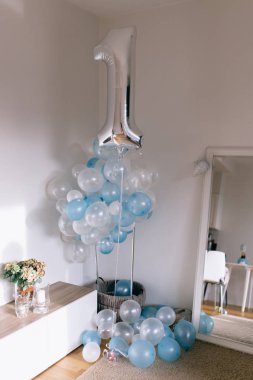 beyaz ve mavi balonlar fotoğraf duvarı doğum günü süslemesi