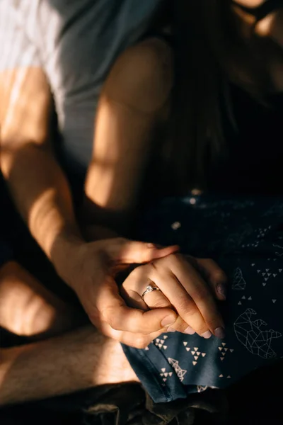 Casal apaixonado abraçado e de mãos dadas — Fotografia de Stock