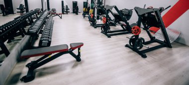 Modern hafif spor salonu. Spor salonunda spor malzemeleri. Barbell raf üzerinde farklı ağırlık