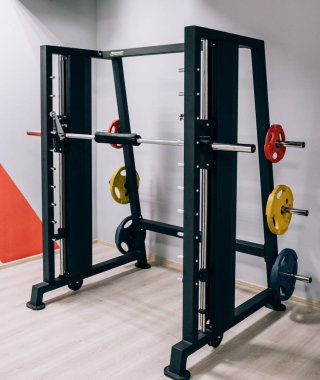 bir club spor salonunda ağırlık kaldırma ekipmanları.