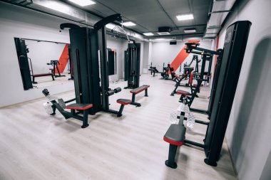 Modern hafif spor salonu. Spor salonunda spor malzemeleri. Barbell raf üzerinde farklı ağırlık