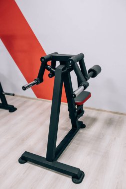 Modern hafif spor salonu. Spor salonunda spor malzemeleri. Barbell raf üzerinde farklı ağırlık