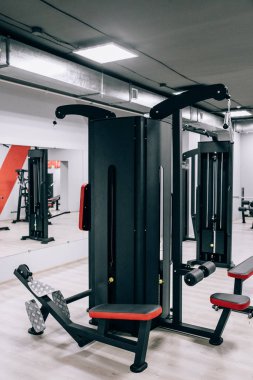 Modern hafif spor salonu. Spor salonunda spor malzemeleri. Barbell raf üzerinde farklı ağırlık