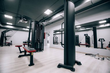 Modern hafif spor salonu. Spor salonunda spor malzemeleri. Barbell raf üzerinde farklı ağırlık
