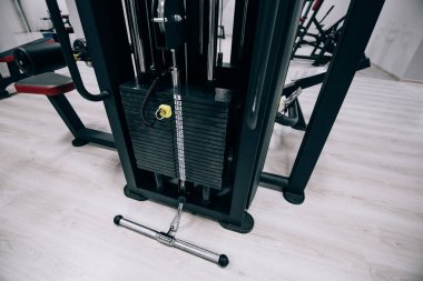 Modern ışık spor salonu. Spor salonunda spor aletleri. Halterin üzerinde farklı ağırlıkta halterler