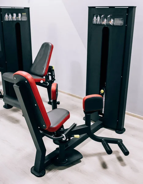 Moderno gimnasio ligero. Equipamiento deportivo en gimnasio. Barras de diferente peso en rack — Foto de Stock