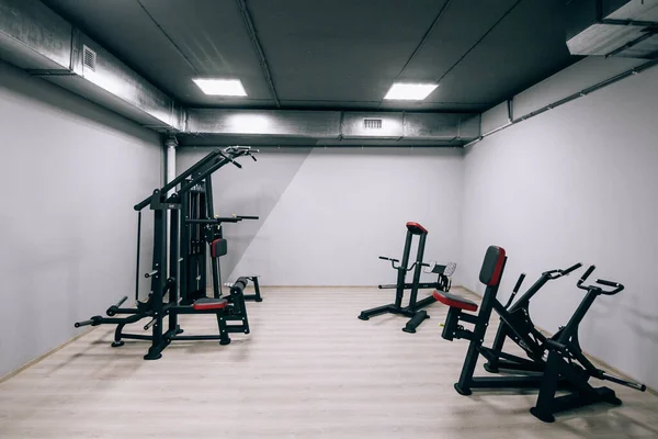 Academia de luz moderna. Equipamento desportivo no ginásio. Barbells de peso diferente em rack — Fotografia de Stock