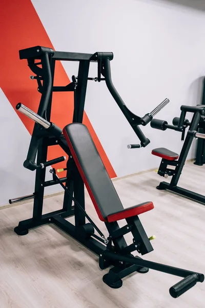 Academia de luz moderna. Equipamento desportivo no ginásio. Barbells de peso diferente em rack — Fotografia de Stock