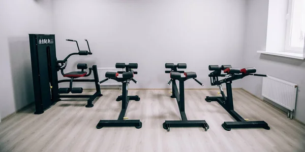 Moderne Leichtgymnastik. Sportgeräte im Fitnessstudio. Langhanteln mit unterschiedlichem Gewicht auf Ablage — Stockfoto