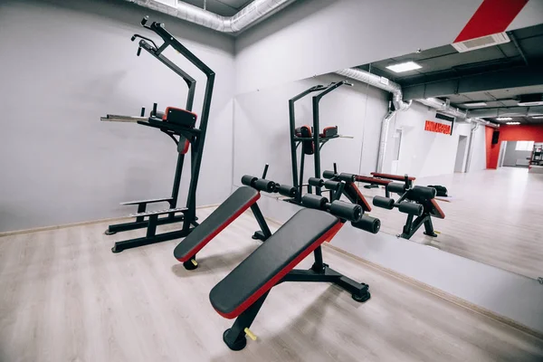 Moderne Leichtgymnastik. Sportgeräte im Fitnessstudio. Langhanteln mit unterschiedlichem Gewicht auf Ablage. — Stockfoto