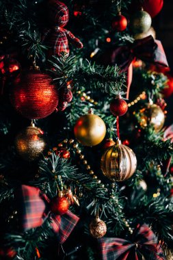 Oyuncaklar ve mutlu bir yeni yıl için dekoratif snow ile Noel ağacı