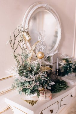 İç dekore edilmiş şık bir Noel. Huzur evi.