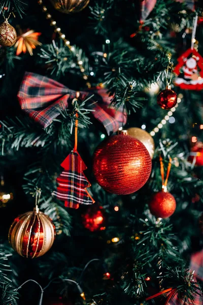 Oyuncaklar ve mutlu bir yeni yıl için dekoratif snow ile Noel ağacı