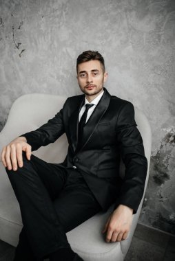 Yakışıklı delikanlı smokin kameraya bakıyor. Moda giyim. Giyim şenlikli akşam için. Akşam smokin. Moda bakmak