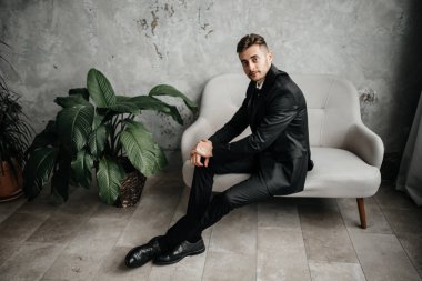 Yakışıklı delikanlı smokin kameraya bakıyor. Moda giyim. Giyim şenlikli akşam için. Akşam smokin. Moda bakmak