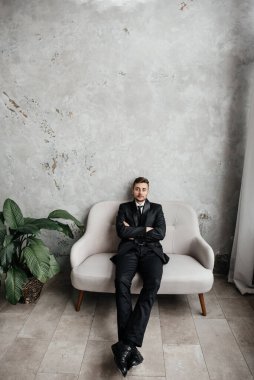 Yakışıklı delikanlı smokin kameraya bakıyor. Moda giyim. Giyim şenlikli akşam için. Akşam smokin. Moda bakmak