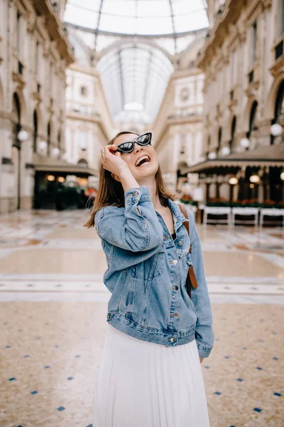 Dziewczyna w Galleria Vittorio Emanuele Ii w Mediolanie, Włochy — Zdjęcie stockowe