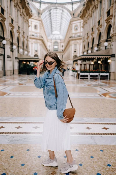 Dziewczyna w Galleria Vittorio Emanuele Ii w Mediolanie, Włochy — Zdjęcie stockowe