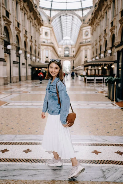 Dziewczyna w Galleria Vittorio Emanuele Ii w Mediolanie, Włochy — Zdjęcie stockowe