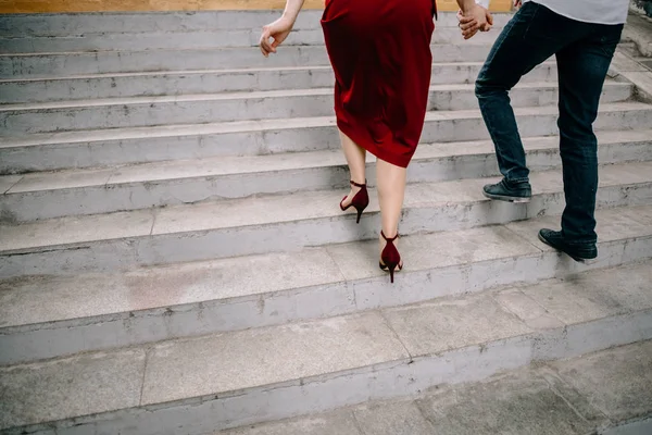 Bella giovane coppia, un paio di studenti camminano sulle scale — Foto Stock