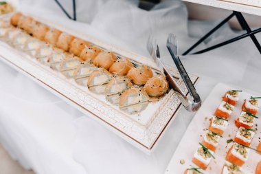 Resepsiyon büfedeki. Bardak şarap ve şampanya. Kanepeler ahşap tahta üzerinde ürün yelpazesine. Ziyafet Servisi. Gıda catering, peynir, jamon, prosciutto ve meyve ile aperatifler