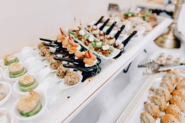 Resepsiyon büfedeki. Bardak şarap ve şampanya. Kanepeler ahşap tahta üzerinde ürün yelpazesine. Ziyafet Servisi. Gıda catering, peynir, jamon, prosciutto ve meyve ile aperatifler