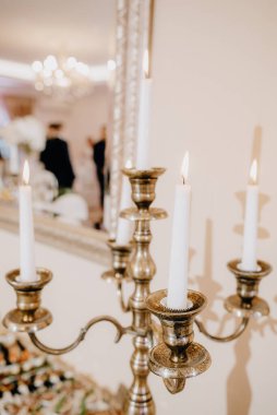 Beş yanan mumu olan klasik bronz şamdan.