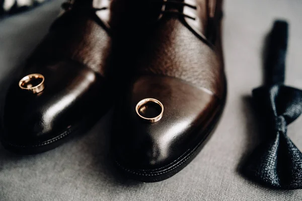 배경에는 갈색의 액세서리들이 있었다 넥타이 반지의 결혼식 개념을 — 스톡 사진