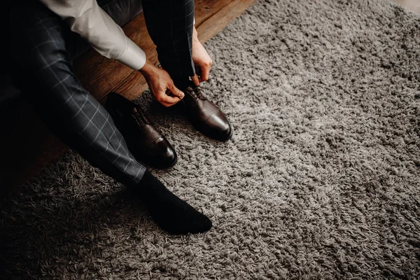 Adamı Düğümü Ayakkabı Bağı Büyüsü — Stok fotoğraf