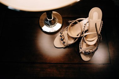 Düğün ayakkabıları şifoniyerde.