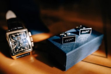 Hediye kutusu, seyretmek bir siyah deri kayışı ve kol düğmeleri siyah bir arka plan ile. Erkekler için aksesuarlar. Üstten görünüm.