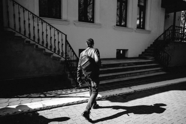 Homem Barbudo Jovem Moderno Roupas Estilo Preto Está Andando Rua — Fotografia de Stock