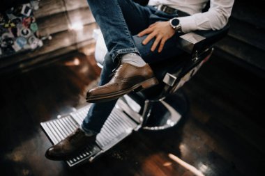 Vintage bir koltuk üzerinde şık yakışıklı bir adam portresi. Moda vurdu. Erkek giyim ve aksesuarları