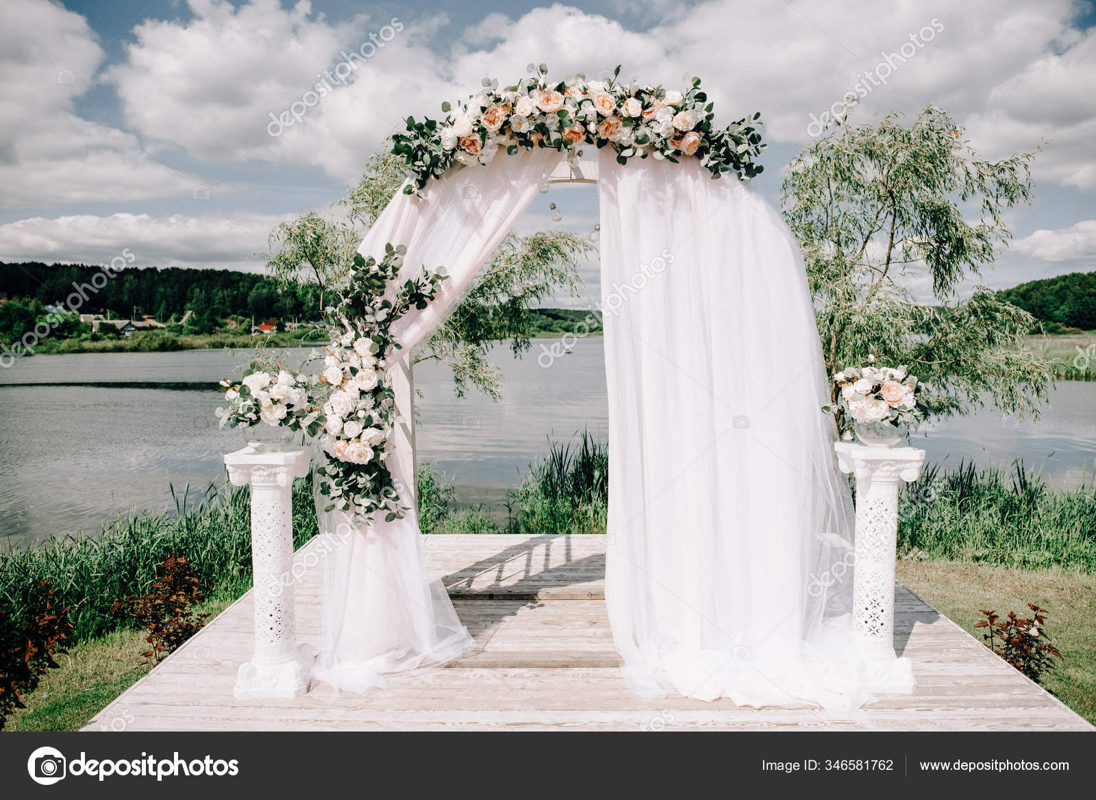 Hermoso Arco Boda Redondo Decorado Con Flores Vegetación Cerca Lago — Foto  de stock #346581762 © olegzaicev, image size:1600x1168