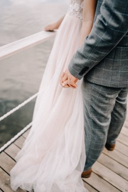 Zarif bir düğün çifti. Gelin ve damat düğün günü kucaklaşır