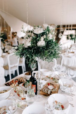 Lüks düğün masası dekorasyonu. Özel etkinlik masası kuruldu. Taze çiçek süslemesi