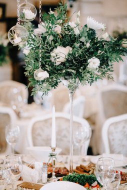 Lüks düğün masası dekorasyonu. Özel etkinlik masası kuruldu. Taze çiçek süslemesi