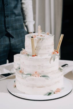 Gelin ve damat ziyafette düğün pastasını kestiler.