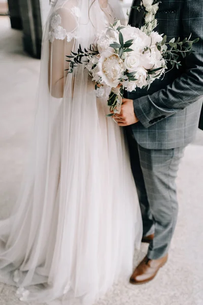 Elegantes Hochzeitspaar Braut Und Bräutigam Umarmen Sich Hochzeitstag — Stockfoto