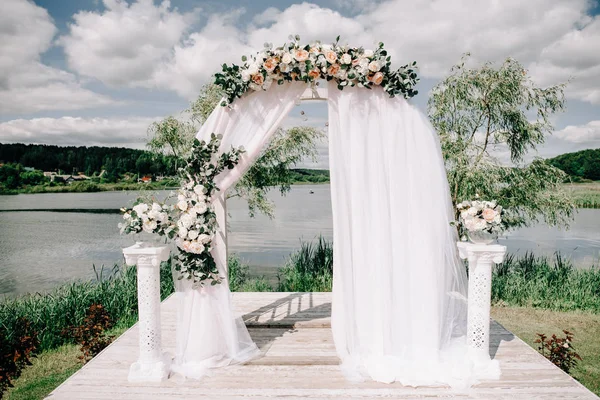 Piękny Ślub Okrągły Łuk Ozdobione Kwiatów Zieleni Pobliżu Jeziora Lub — Zdjęcie stockowe